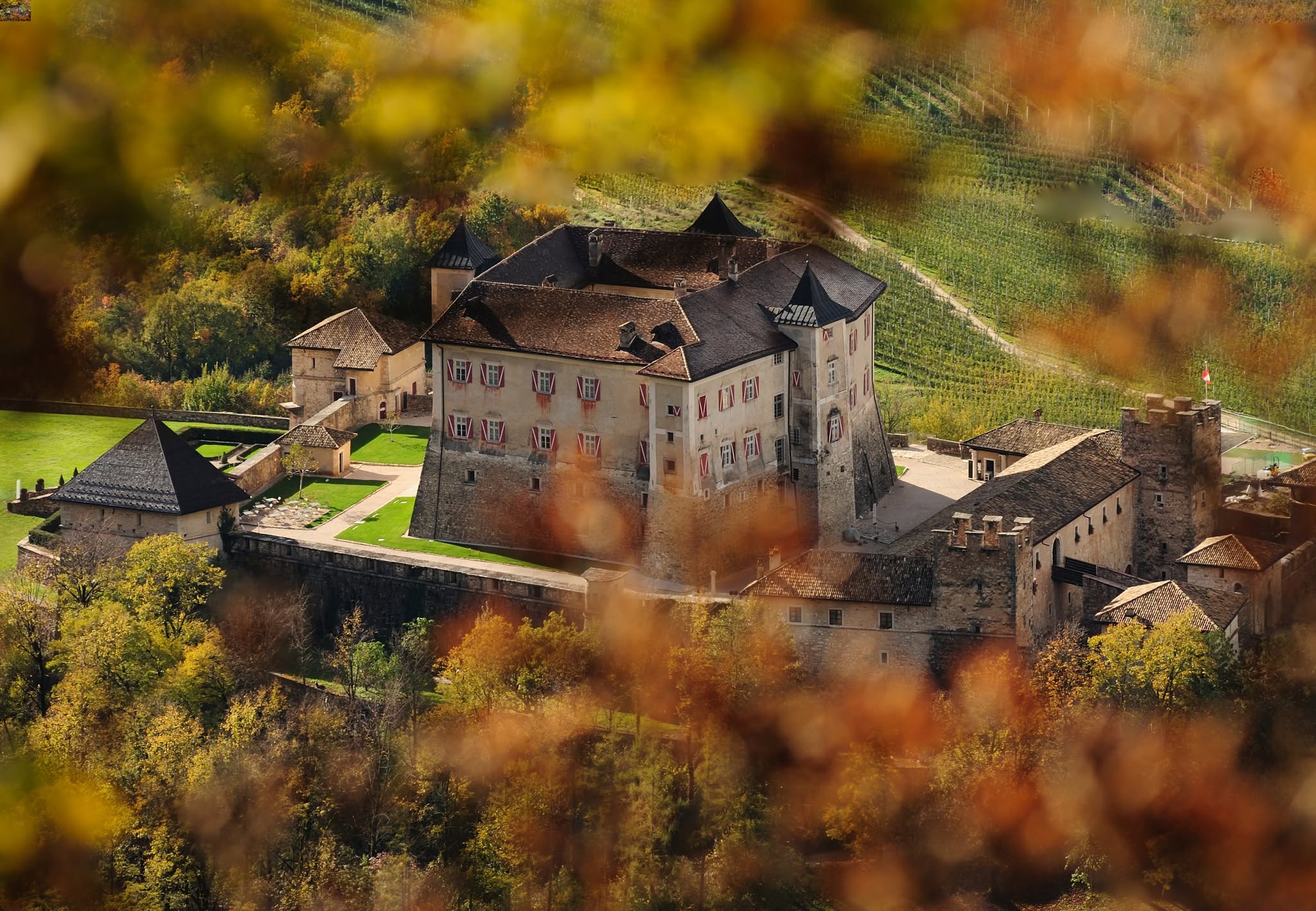 Castel Thun immerso nei colori dell'autunno