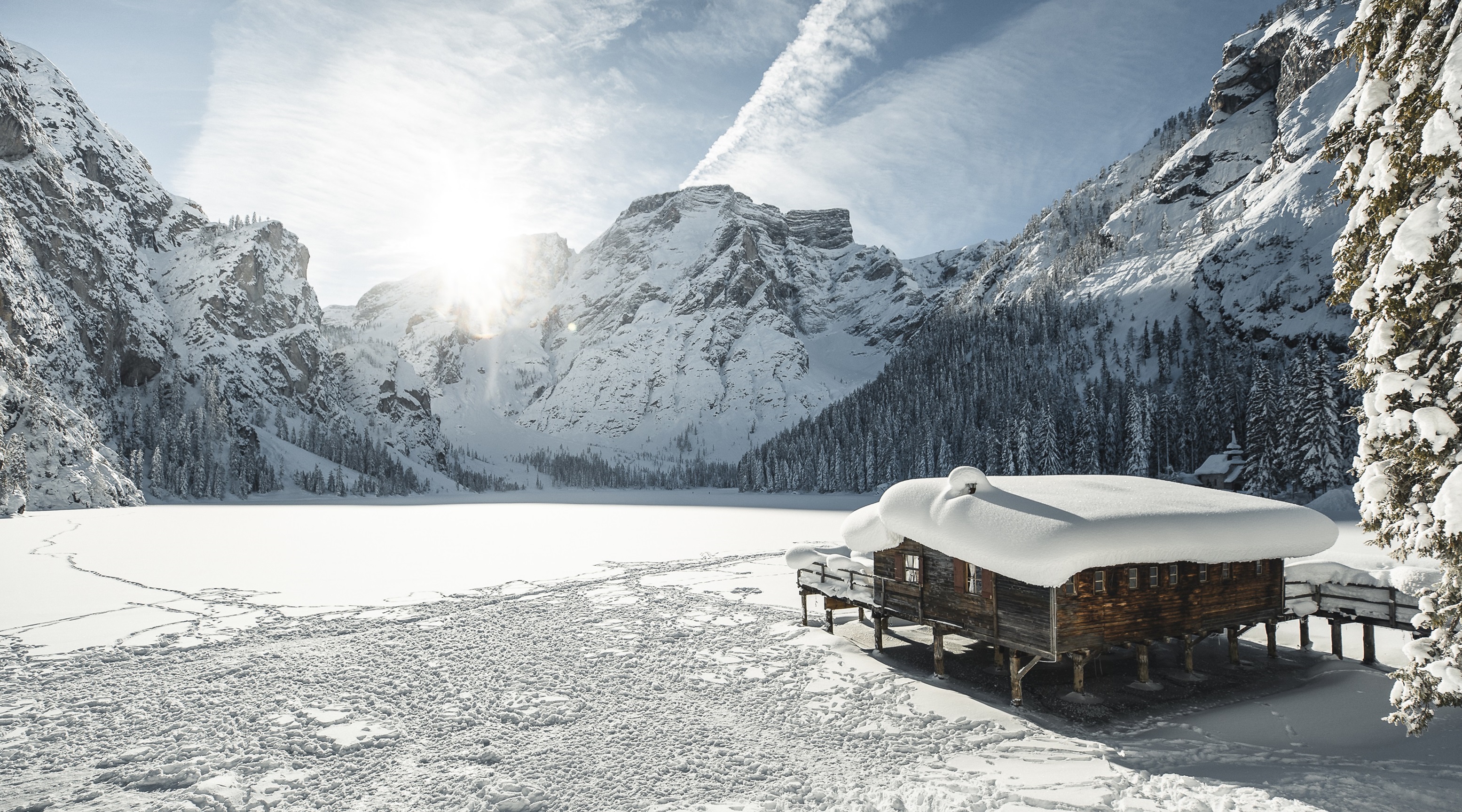 Lago di Braies innevato in inverno